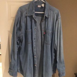 Levi’s long sleeve w/metal buttons and Logo pocket